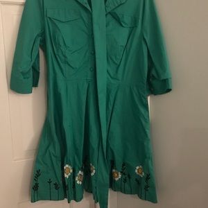 Green belted shirt dress with daisy border.